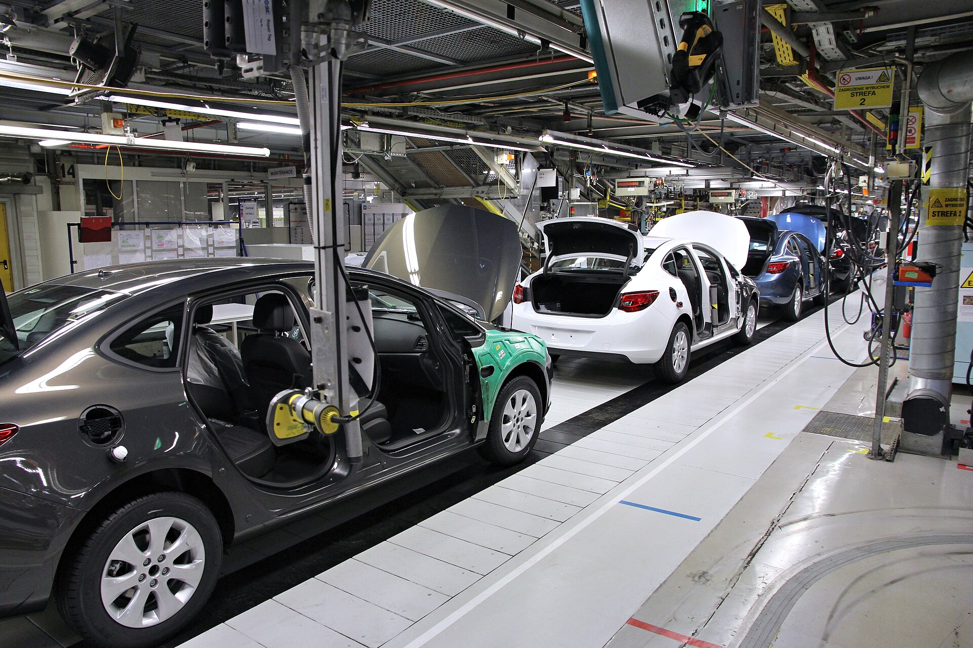 Linea de ensamblaje robotizada en una fabrica automotriz moderna, simbolo de la cuarta revolucion industrial